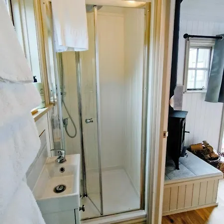 בית נופש Spring Meadow Shepherds Hut *
